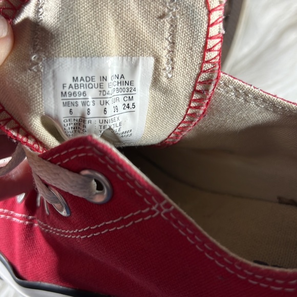 Converse red low top sneakers mens 6 woman’s 8 - Picture 5 of 6